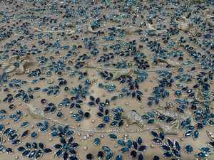 Tissu en dentelle perlée à la main de qualité supérieure pour robes de mariée ou voiles de mariée disponible au prix d'exportation - Product Image 2