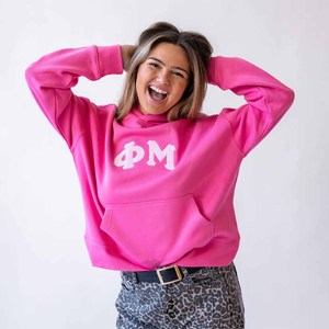 Alfa |   Sudadera con Capucha Omega Bordada para Mujer, Color Rosa, Talla Grande, Logotipo Frontal en Tela Tackle Twill, Sudadera Casual de Felpa para Otoño - Product Image 4