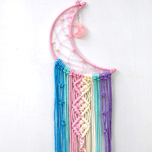 Magnifique tapisserie murale en macramé de coton fait main avec un motif floral et des pompons colorés en cascade pour un anniversaire - Product Image 3