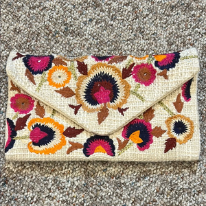 Pochette de mariée artisanale exclusive ornée de perles avec broderie artistique style amour pour femme, idéale pour les mariages et les soirées. - Product Image 6