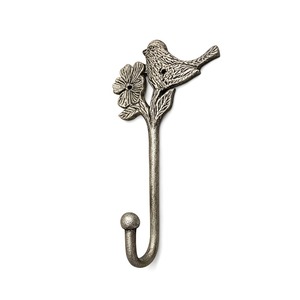 Gancho de Pared con Diseño de Pájaro, Acabado Natural, Hecho a Mano con Aluminio, Colección de Diseño para el Hogar - Product Image 1