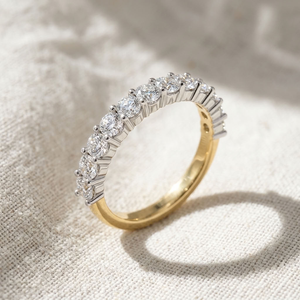 Anillo de media eternidad para mujer en oro de 14K con diamantes cultivados en laboratorio de corte brillante redondo, joyería de boda. - Product Image 4