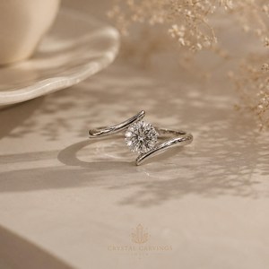 Anillo de Compromiso de Moissanita de 1 Quilate, Corte Solitario de 6.5mm, Plata de Ley 925 con Baño de Rodio, Anillo Minimalista de Promesa para Boda o Fiesta - Product Image 3