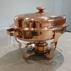 Calentador de comida tradicional de cobre con acabado y soporte metálico para catering, restaurantes, hoteles y buffets. - Product Image 1
