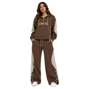 Ensemble coordonné en polaire zippé pour femme avec sweat à capuche à poche et détails latéraux à boutons-pression, et pantalon de survêtement coupe ample – Fournisseur en gros - Product Image 1