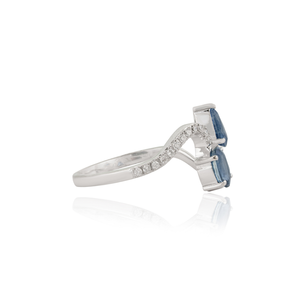 Anillo Toi et Moi Ondulado de Oro Blanco Sólido de 14K con Zafiro Azul y Diamantes, Novedad al por Mayor, Proveedor de Joyería Personalizada - Product Image 5