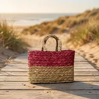 Panier rectangulaire en herbe tressé à la main avec garniture festive et poignée (rouge) – Rangement écologique et élégant d'Orissa