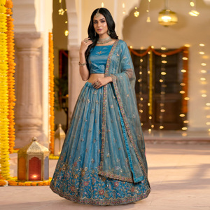 Lehenga Choli en soie Banarasi avec broderies, bordure détaillée et dupatta assorti pour les mariages et les occasions festives - Product Image 4