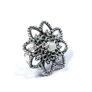 Anillo de cóctel de plata 925 con piedra lunar arcoíris en forma de flor, estilo bohemio para mujer, joyería llamativa, regalo - Product Image 1