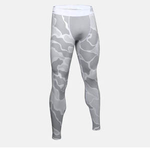 Vêtements de sport camouflage imprimés sans couture pour hommes, leggings d'entraînement, vêtements de sport respirants, personnalisables, fabriqués par Cumbre Sports - Product Image 1
