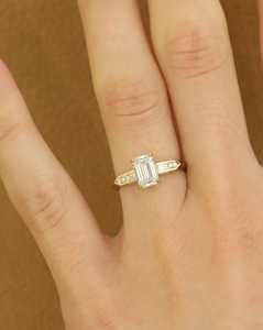 Bague solitaire de luxe en or jaune 18 carats avec diamant émeraude taille VS1 de 1,01 carat, cultivé en laboratoire, idéale comme bague de promesse ou cadeau de fiançailles - Product Image 1
