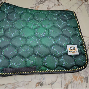 Almohadillas de silla de montar personalizables con forro de purpurina sublimada al por mayor, almohadilla de silla de montar de satén para equitación deportiva, salto y doma clásica. - Product Image 1