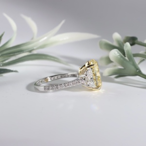 Anillo de compromiso de zafiro amarillo con corte ovalado, diamante cultivado en laboratorio, clásico de tres piedras, banda de boda pavé, joyería fina de lujo para mujer - Product Image 4