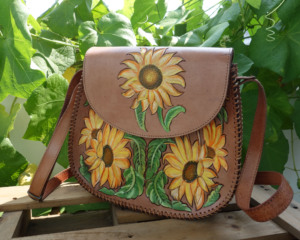 Bolso Bandolera de Cuero Genuino Hecho a Mano con Patrón de Girasol, Cierre de Solapa, Estilo Bohemio, Bolso de Uso Diario para Mujer - Product Image 1
