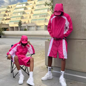 ชุดเซ็ตเสื้อฮู้ดกันลมสีชมพูขาวผ้าเทอร์รี่แบบรักษ์โลกสำหรับผู้ชาย สไตล์สตรีทแฟชั่นฤดูร้อน พร้อมกางเกงขาสั้นลายพิมพ์ถักแบบคู่ - Product Image 1