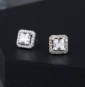 Boucles d'oreilles clous en moissanite étincelante 1+1 carats taille princesse, halo carré, fermoir pushback, en argent sterling 925, cadeau idéal pour demande en mariage - Product Image 3