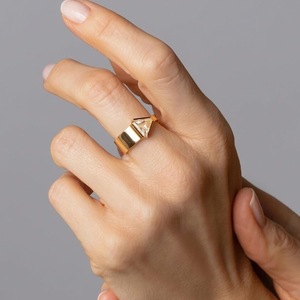 Bague de fiançailles solitaire triangulaire plaquée or 18 carats avec diamant de laboratoire 1 carat couleur EF VVS serti clos pour hommes et femmes - Product Image 4