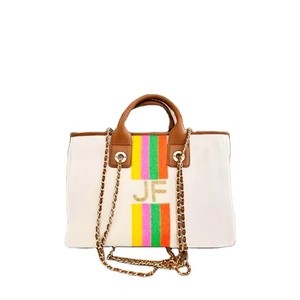 Oferta increíble en bolsos con monograma de cuentas a mano de última moda con cadena y detalles de cuero disponibles en tierra de fabricación - Product Image 1