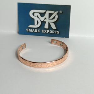 Brazalete Magnético Ajustable de Cobre con Patrón Grabado, Tradicional, Ligero, Energía Curativa, Kada de Cobre Unisex Hecho a Mano - Product Image 6