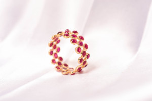 Bague éternité sertie de rubis rouges en or jaune massif 18 carats avec pierres précieuses rondes – Bijoux de luxe, pierre de naissance de juillet - Product Image 1