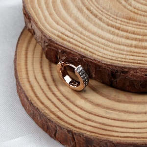 Vente en gros de boucles d'oreilles Huggie à double rangée en argent sterling 925 plaqué or rose avec diamants naturels, bijoux fins, Memoria Jewels - Product Image 4