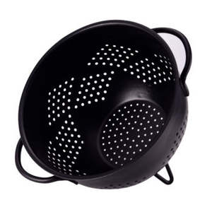 Les passoires et égouttoirs en métal noir offrent une durabilité exceptionnelle, résistant à l'usage quotidien en cuisine sans se plier, se fissurer ou se casser. - Product Image 2