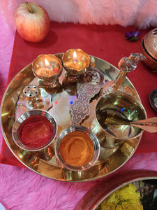 Ensemble Pooja Thali en laiton uni de 8 pouces avec diyas, bols Kumkum, support Agarbatti et accessoires - Product Image 6