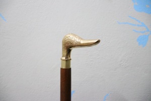 Bâtons de marche rustiques modernes en bois naturel écologique avec poignée en laiton poli, idéaux pour les cadeaux - Product Image 2