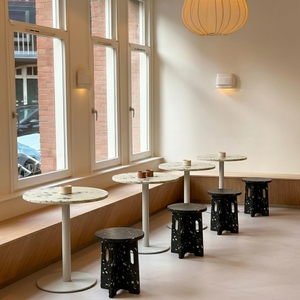Mesa de Comedor de Plástico Reciclado, Diseño Moderno, Impermeable, Duradera, Ecológica, Apilable, con Marco Metálico, Fácil de Montar, para Exteriores - Product Image 5