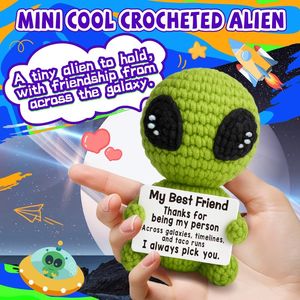 Regali Unici per San Valentino per Amicizia a Distanza: Simpatico Peluche Alieno all'Uncinetto Fatto a Mano per Migliori Amici - Product Image 2
