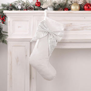 Chaussettes de Noël en velours vert, blanc et rouge, douces, avec décorations brodées - Product Image 5