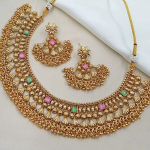 Conjunto de Joyería Étnica Nupcial de Latón Plateado con Circones y Kundan: Collar Gargantilla, Pendientes Colgantes y Tikka, Certificado por Terceros - Product Image 1