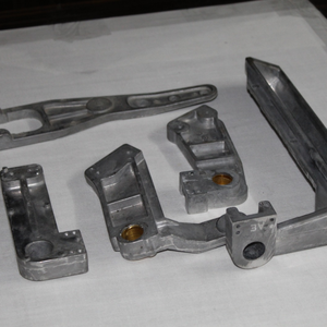 Support de crochet en aluminium moulé sur mesure, usinage CNC de précision, pièces détachées métalliques pour machines textiles, prix usine - Product Image 1