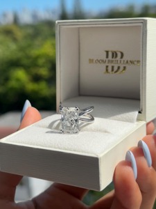 แหวนหมั้นเพชรทรงรัศมี 6.00 กะรัต เพาะเลี้ยงในห้องปฏิบัติการ _ ทอง 14K ดีไซน์ทันสมัยแบบวงคู่ - Product Image 5