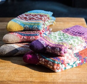 Chaussettes audacieuses et colorées en coton, designs modernes, respirantes et élégantes pour le streetwear, les tenues décontractées et quotidiennes, pour l'hiver, montantes à la cheville - Product Image 3