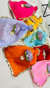 Ensemble de sacs Potli brodés à la main motif lotus, avec pompons perlés et bordure en dentelle à sequins dorés, pochette à cordon festive ethnique - Product Image 2