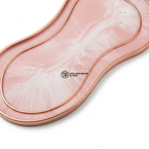 Plateau en marbre rose pâle avec bordure dorée |   Plateau de service ovale moderne en marbre rose pâle avec bordure dorée - Product Image 3