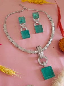 Ensemble collier et boucles d'oreilles longues en laiton plaqué argent de qualité supérieure, orné de pierres en zircon CZ, pour femmes, design classique, pour mariage/fête - Product Image 4