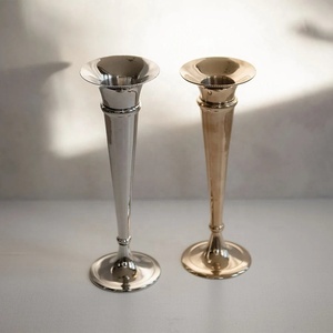 Jarrón de Metal Refinado con Forma de Columna Delgada y Acabado Brillante para una Exhibición Floral Sofisticada y Decoración de Interiores - Product Image 3