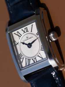นาฬิกาข้อมือผู้หญิง สายหนัง รุ่น Alexander Ferros 7282S-02 หน้าปัดสี่เหลี่ยมผืนผ้า ตัวล็อคแบบผีเสื้อ ตัวเรือนสแตนเลส คริสตัลแซฟไฟร์ ระบบควอตซ์  วัดความลึกน้ำได้ 50 เมตร - Product Image 2