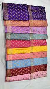 Traje de seda pura Banarasi de 3 piezas con estampado jaal - Product Image 3