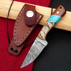 Cuchillo EDC de Hoja Fija de Acero de Damasco, Cuchillos de Caza de Espiga Completa con Mango de Cuerno de Carnero y Madera, Cuchillo OEM para Camping y Actividades al Aire Libre con Funda - Product Image 1