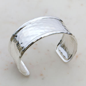 Brazalete de Latón Martillado Hecho a Mano - Brazalete Ancho Ajustable Dorado para Mujer - Regalo de Joyería Artesanal Boho - Product Image 3