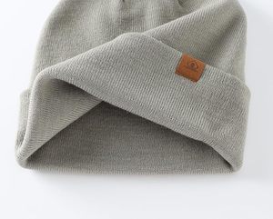 หมวกบีนนี่ถักไหมพรมสำหรับฤดูหนาวแบบ unisex ปักโลโก้ตามสั่งขายส่ง ผลิตจากอะคริลิก 100% ขอบถักแบบริบ อุ่นสบาย เหมาะสำหรับใช้งานกลางแจ้ง สำหรับผู้ใหญ่ - Product Image 4
