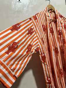 Kimono de algodón para mujer, estilo indio, con diseño de rayas verticales naranjas y blancas, directamente del mayorista. - Product Image 3