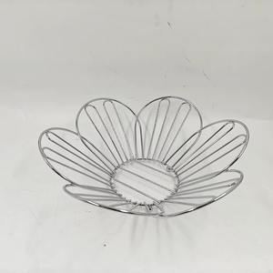 Fabuleuse corbeille à fruits en métal, également un centre de table décoratif, idéale pour présenter des fruits colorés de manière attrayante. - Product Image 3