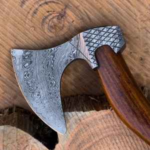 Hacha Vikinga EMO Hecha a Mano con Acero de Damasco, Hacha de Campamento para Exteriores, Mango de Madera de Grado Industrial con Funda - Product Image 5