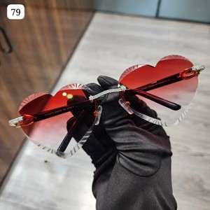 Gafas de Sol para mujer en forma de corazón lentes coloridos rojos gafas de sol de moda VVS Moissanite gafas de diamante artesanía de la más alta calidad - Product Image 1