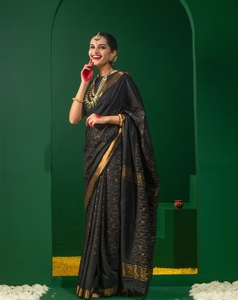 Sari KV Golden Noir con Cuadros y Rayas Zari con Blusa Sin Coser - Product Image 2