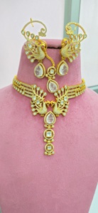 Collier de qualité supérieure avec boucles d'oreilles et maang tikka, parfait pour les mariages, les soirées, les occasions spéciales, ensemble de colliers traditionnels minimalistes. - Product Image 4